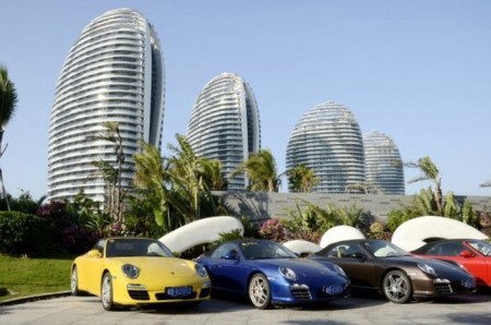 Những chiếc xe hơi đắt tiền là dấu hiệu hiếm hoi của cư dân trên đảo Phượng Hoàng