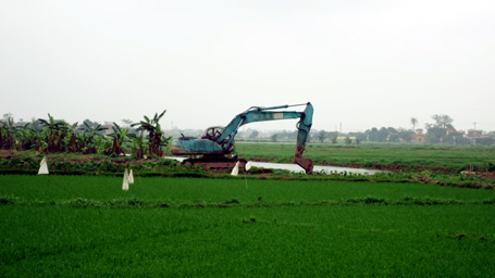 Vị trí xây dựng bãi rác xã Xuân Ngọc còn gần nghĩa trang và ngay sát dòng sông.